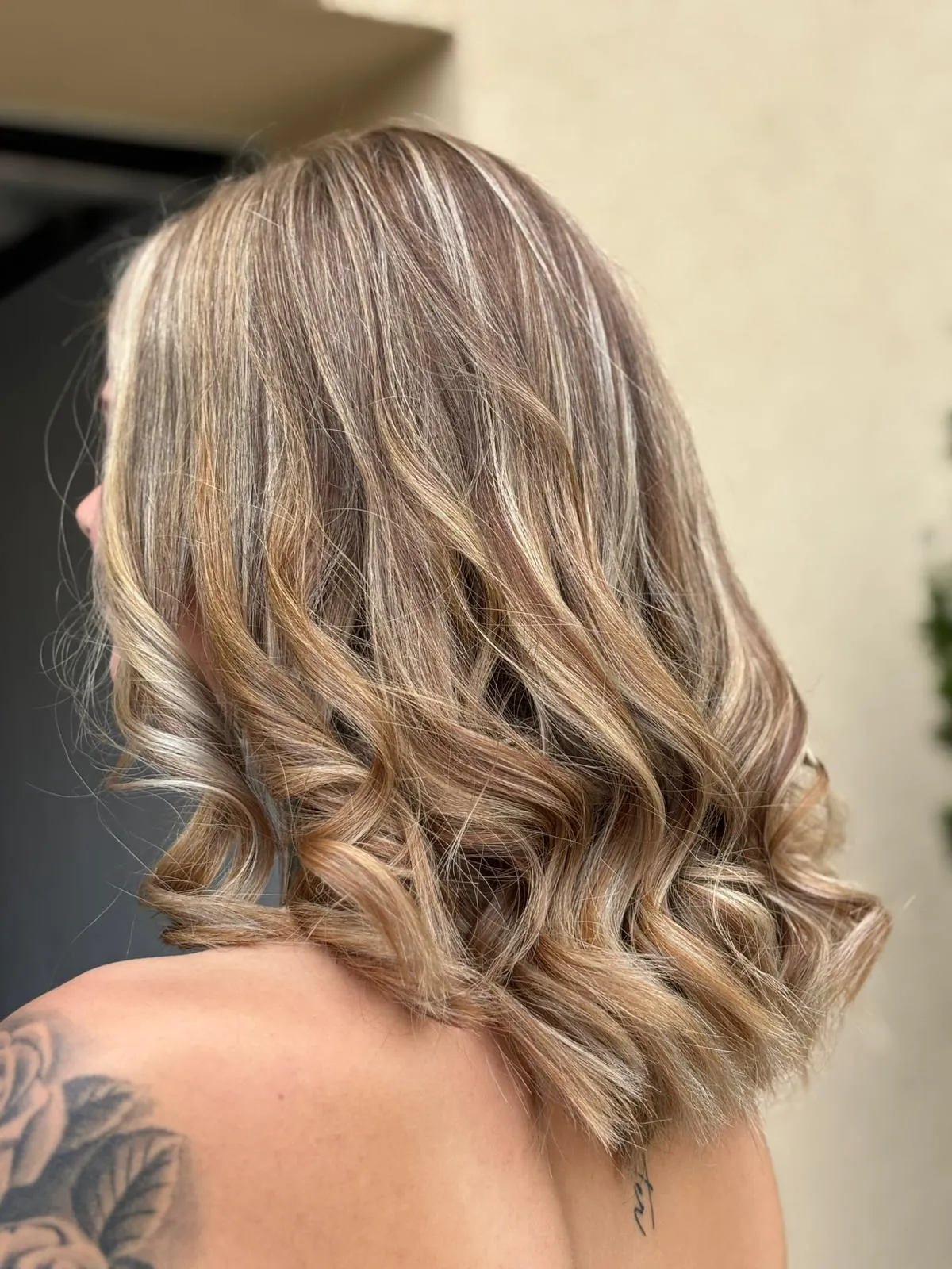 Blonde Wellen mit hellen Highlights und weichen Locken am Schnittansatz