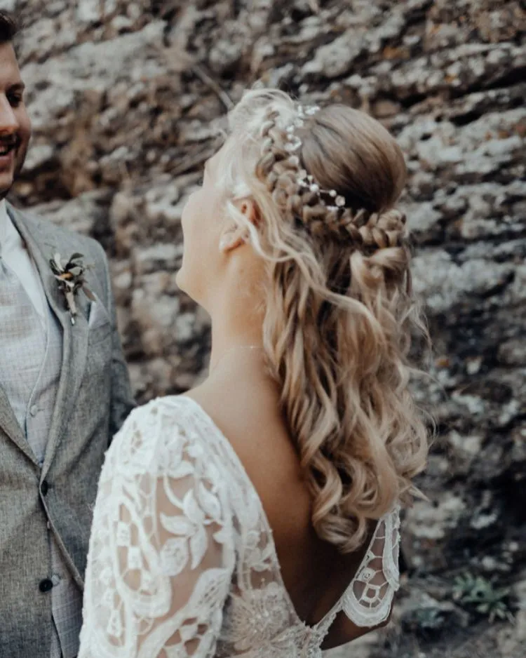 Brautfrisur von Sabine Hirschmann — blonde Braut mit elegantem Hochzeitsstyling
