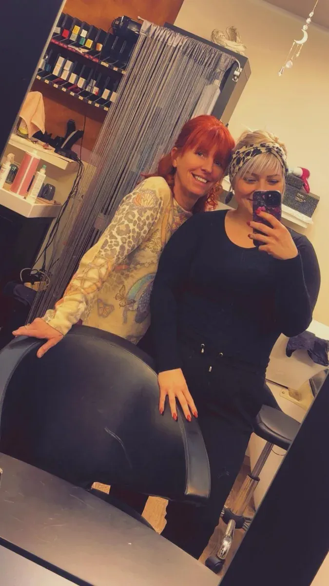 Sabine und Kundin lachen gemeinsam in einem Selfie nach dem Styling