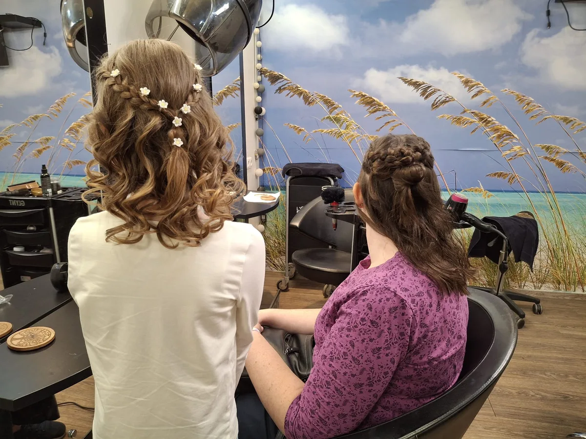 Dunkelrotes Haar mit fein gesetzten Highlights, Rückansicht