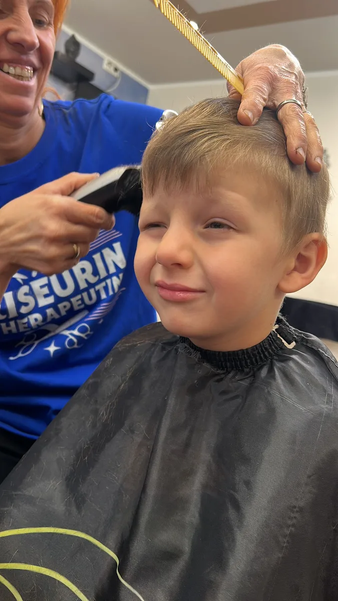 Sorgfältiger Kinderhaarschnitt — entspannte Atmosphäre im mobilen Studio