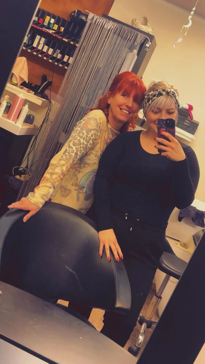 Sabine und Kundin im Spiegelselfie nach dem Styling — zufriedenes Ergebnis