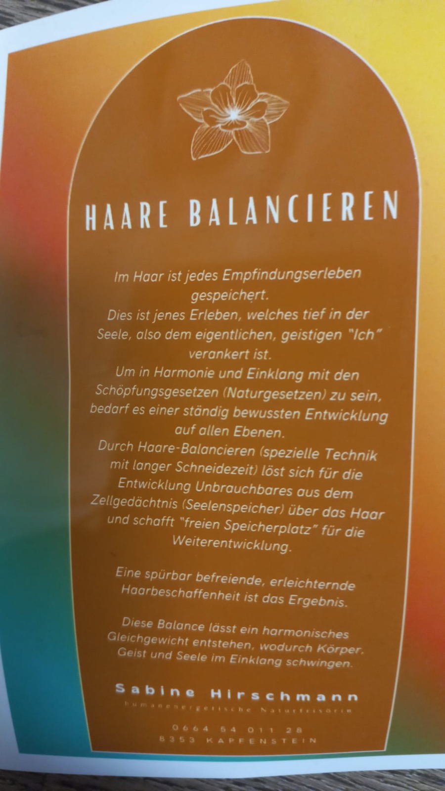 Seelenhaarschnitt — Haare Balancieren: Flyer mit goldenen Farbtönen und Blumendekoration